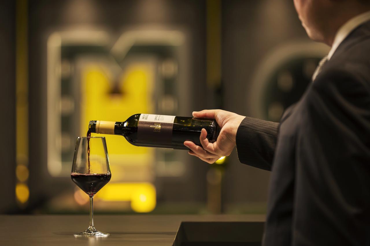 Omo7 Asahikawa By Hoshino Resorts Екстер'єр фото Wine being poured